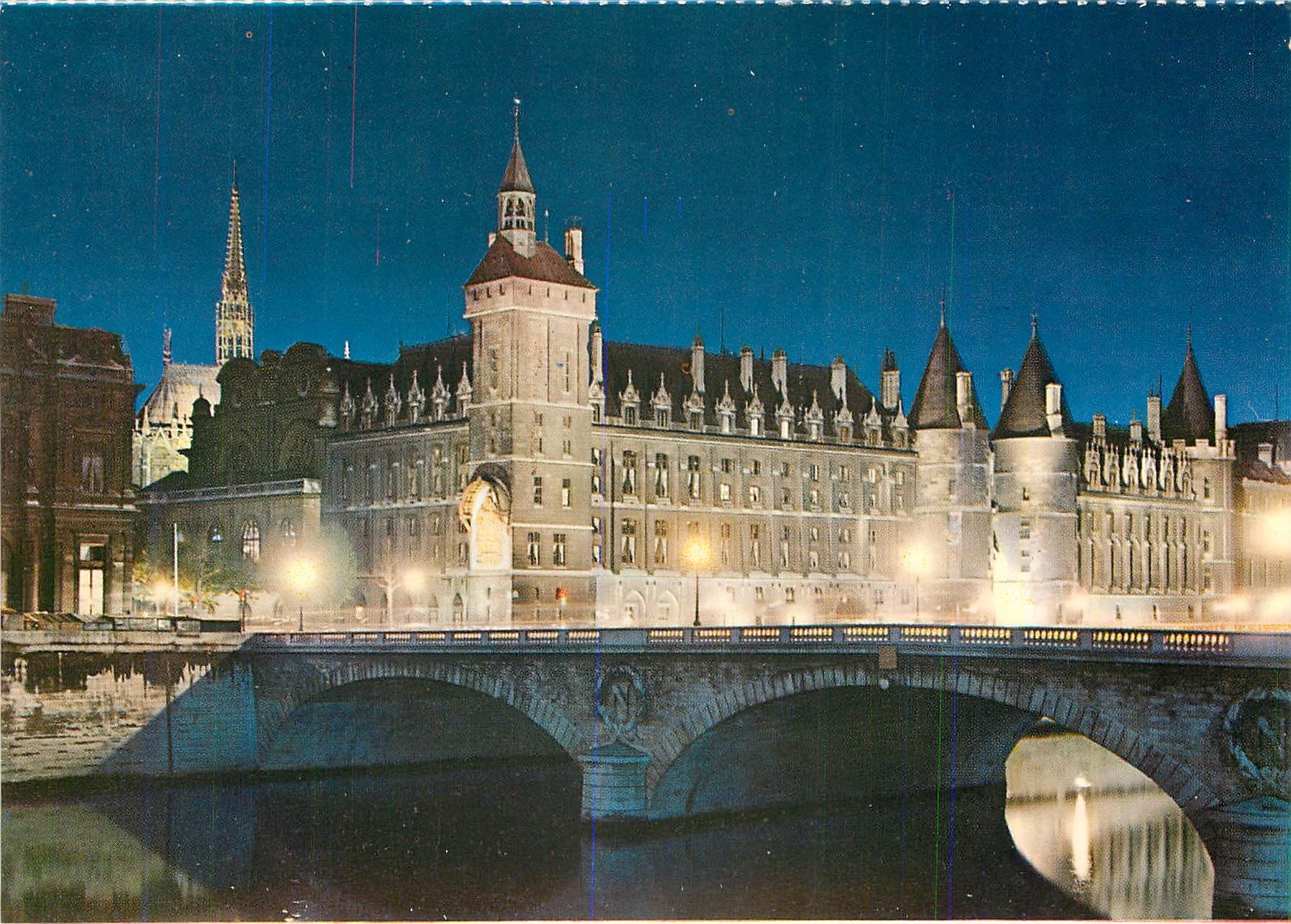 CPM Paris la nuit La Conciergerie et la Fleche de la Sainte Chapelle 