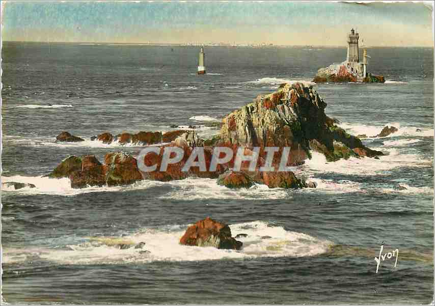 CPM Pointe du Raz Finistere Le Phare de la Vieille au loin l'ile de Sein 