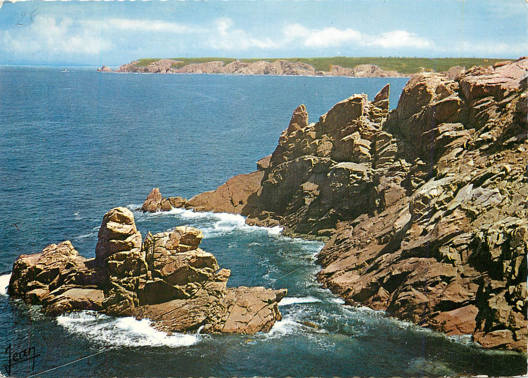 CPM La Pointe du Raz Finistere Le Moine couche Au fond la Pointe du Van 