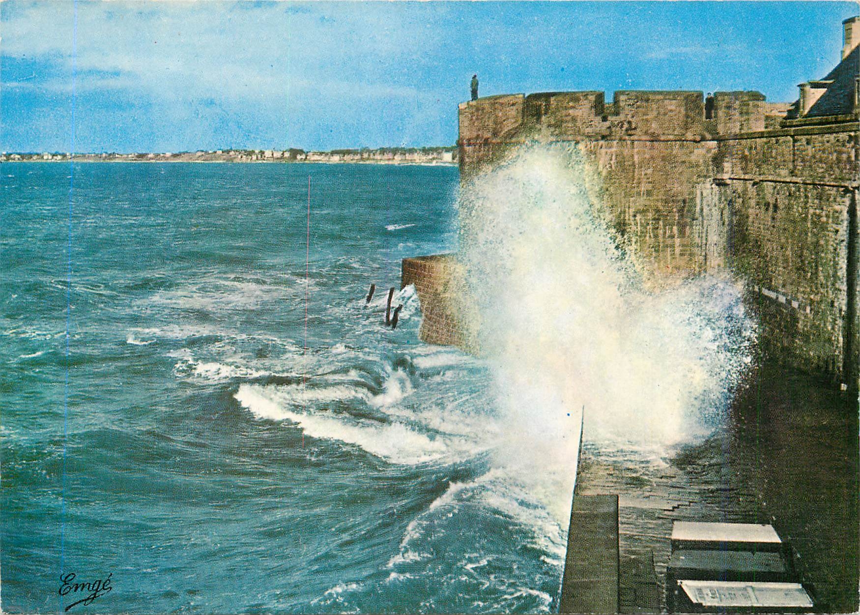 CPM Saint Malo Cite Corsaire Vague a l'assault du Chateau 