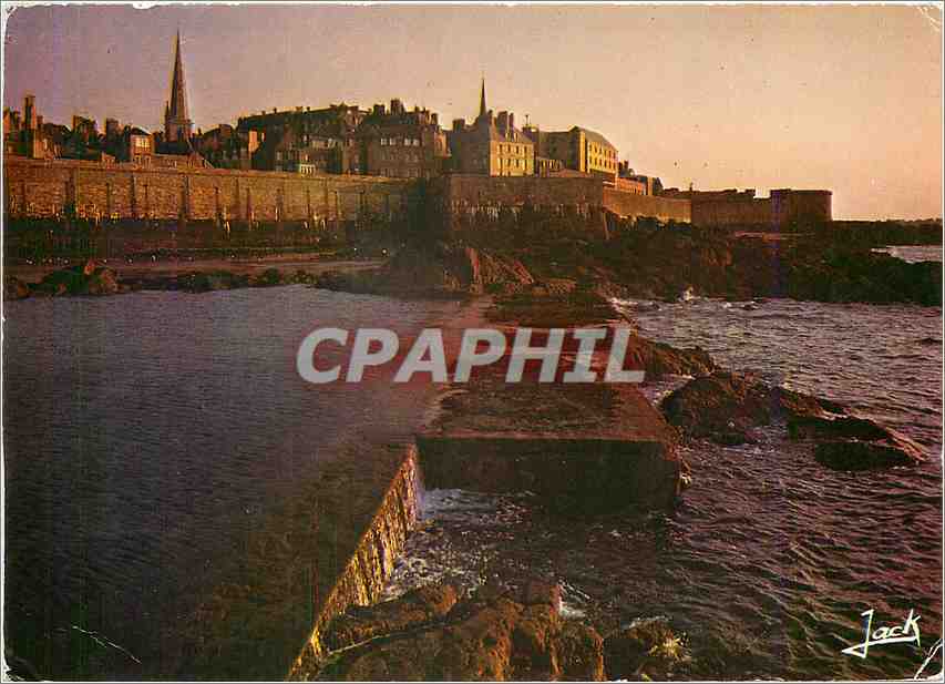 CPM Saint Malo Cite Corsaire Les remparts au soleil couchant 