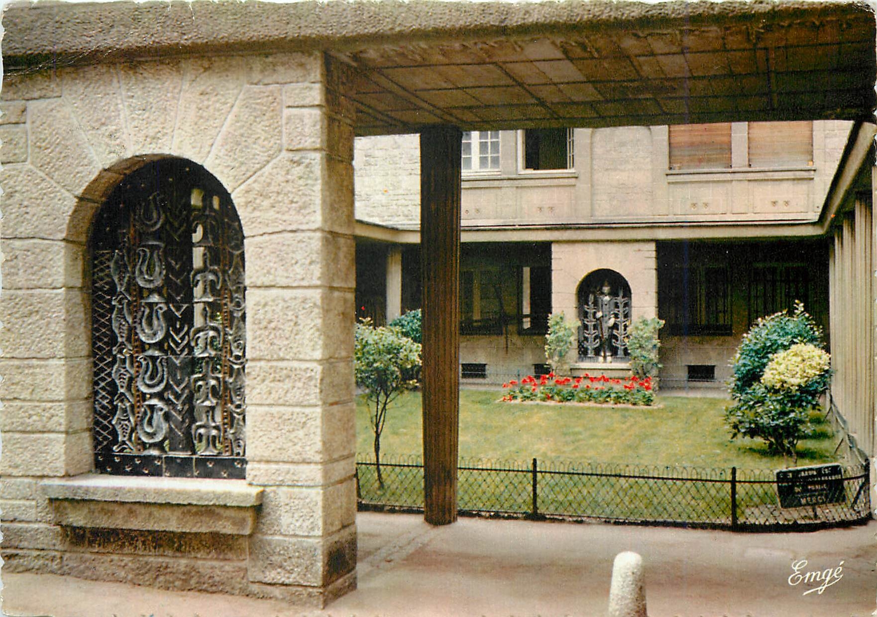 CPM Saint Malo Cite Corsaire Rue Thevenard cour interieure d'immeuble 