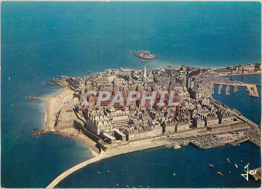 CPM Saint Malo I et V Vue generale sur la ville close entre les remparts 