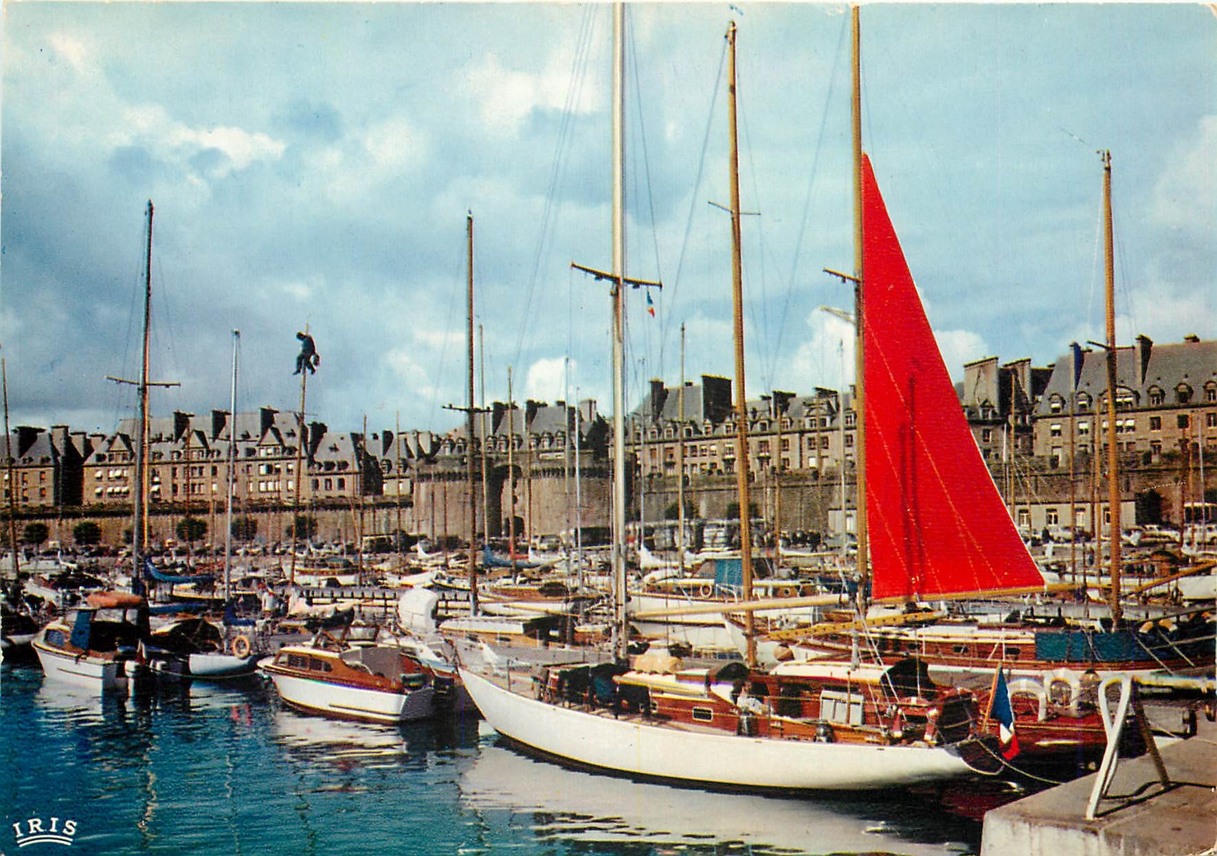 CPM Saint Malo Cite corsaire Les remparts le port des yachts 