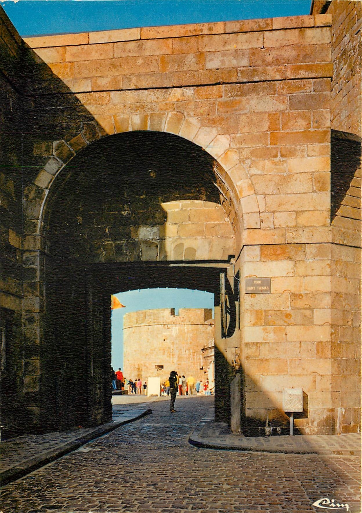 CPM St Malo I et V La porte St Thomas unique passage forme l'entree actuelle du chateau 