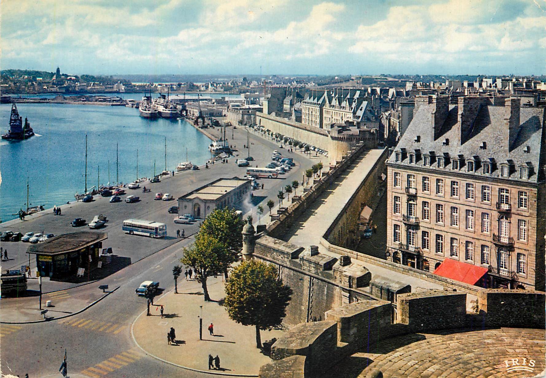 CPM Saint Malo Cite Corsaire Les Remparts 