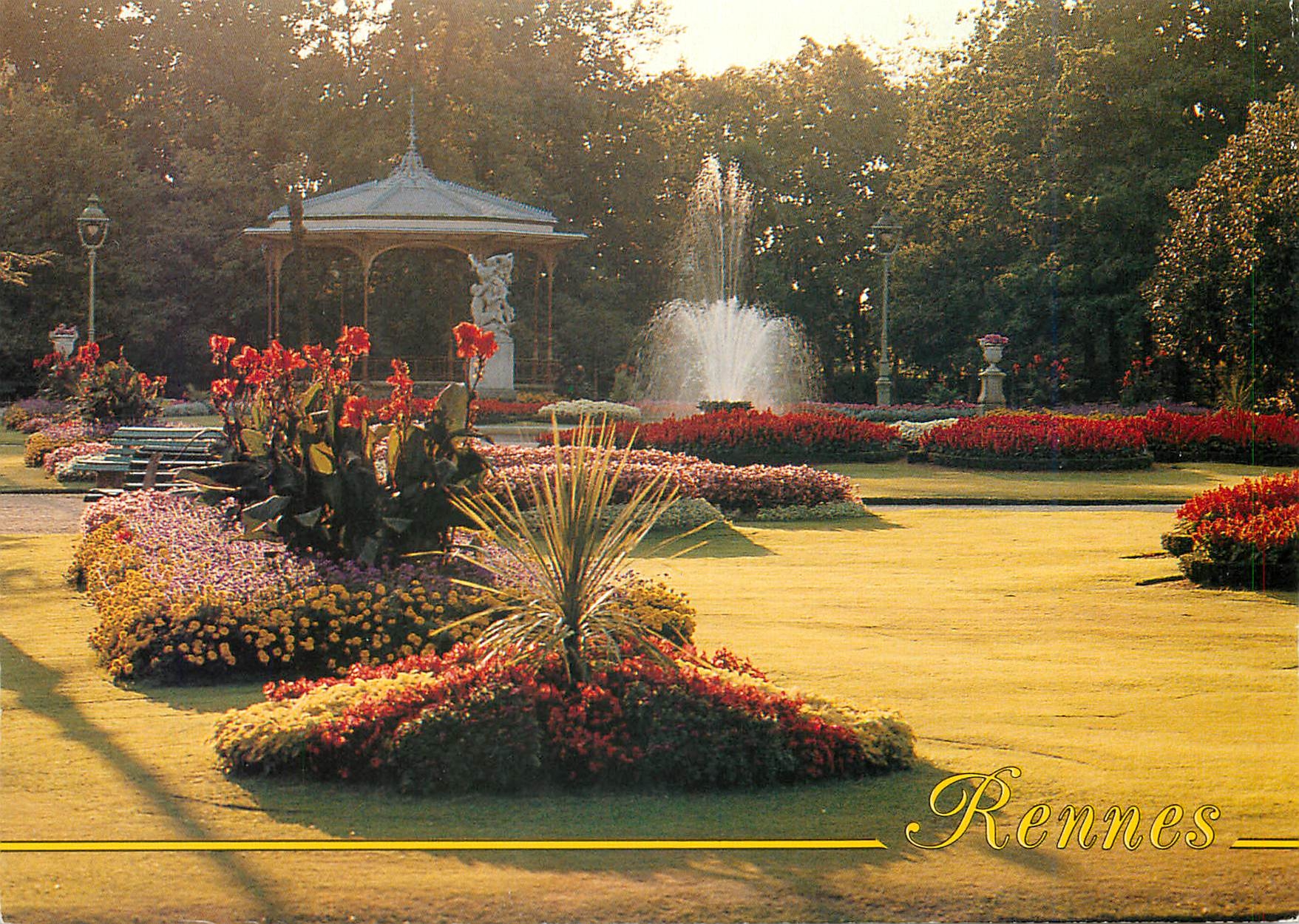 CPM Ancienne capitale du Duche de Bretagne Rennes Le jardin du Thabor forme en partie 