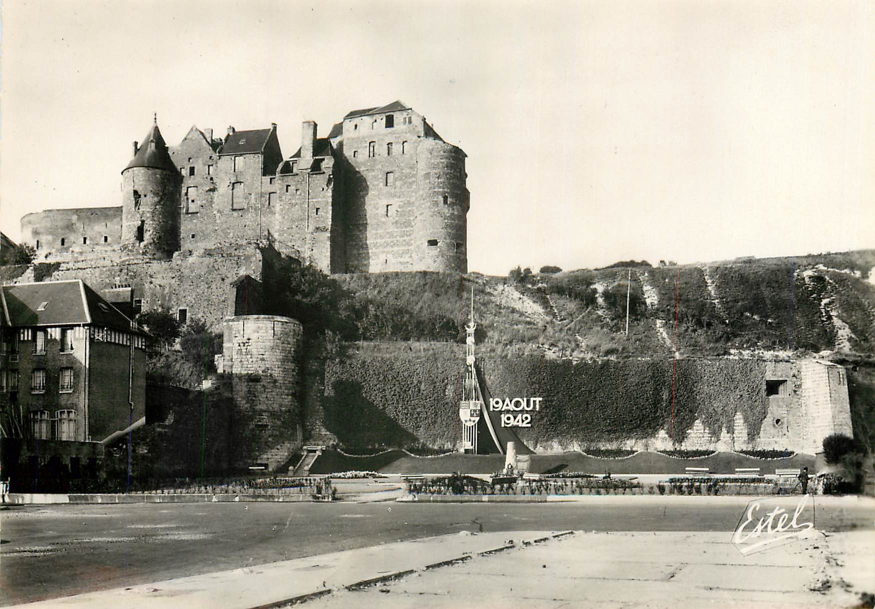 CPM Dieppe Le Chateau et le Monument commemoratif du Debarquement du 19 Aout 1942 