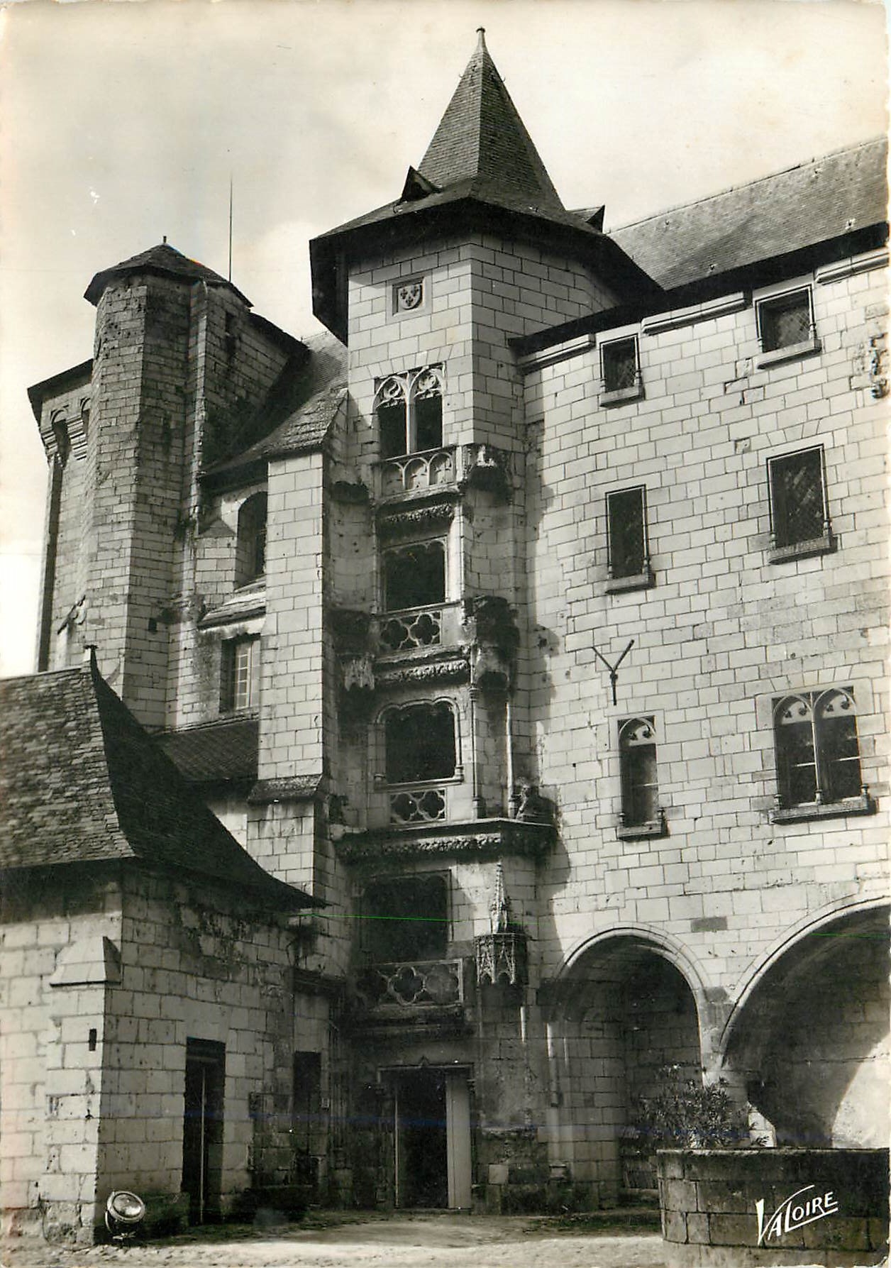CPM Saumur Maine et Loire Le chateau L'escalier d'honneur dans la cour interieure 