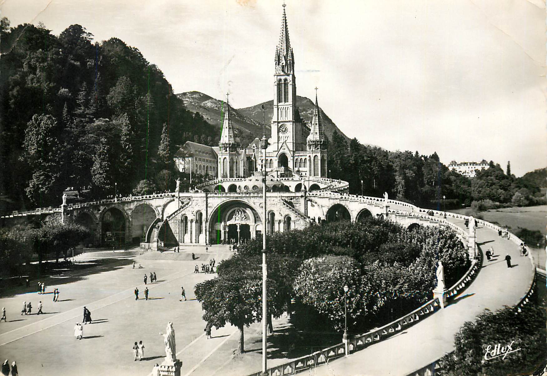 CPM Lourdes La Basilique et l'Esplanade 