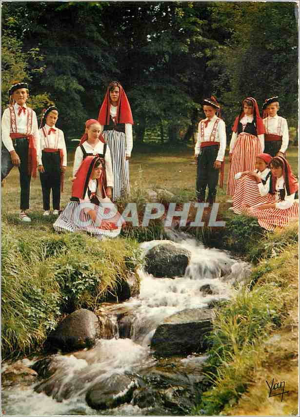 CPM Nos belles Pyrenees Costumes Folkloriques Pyreneens 