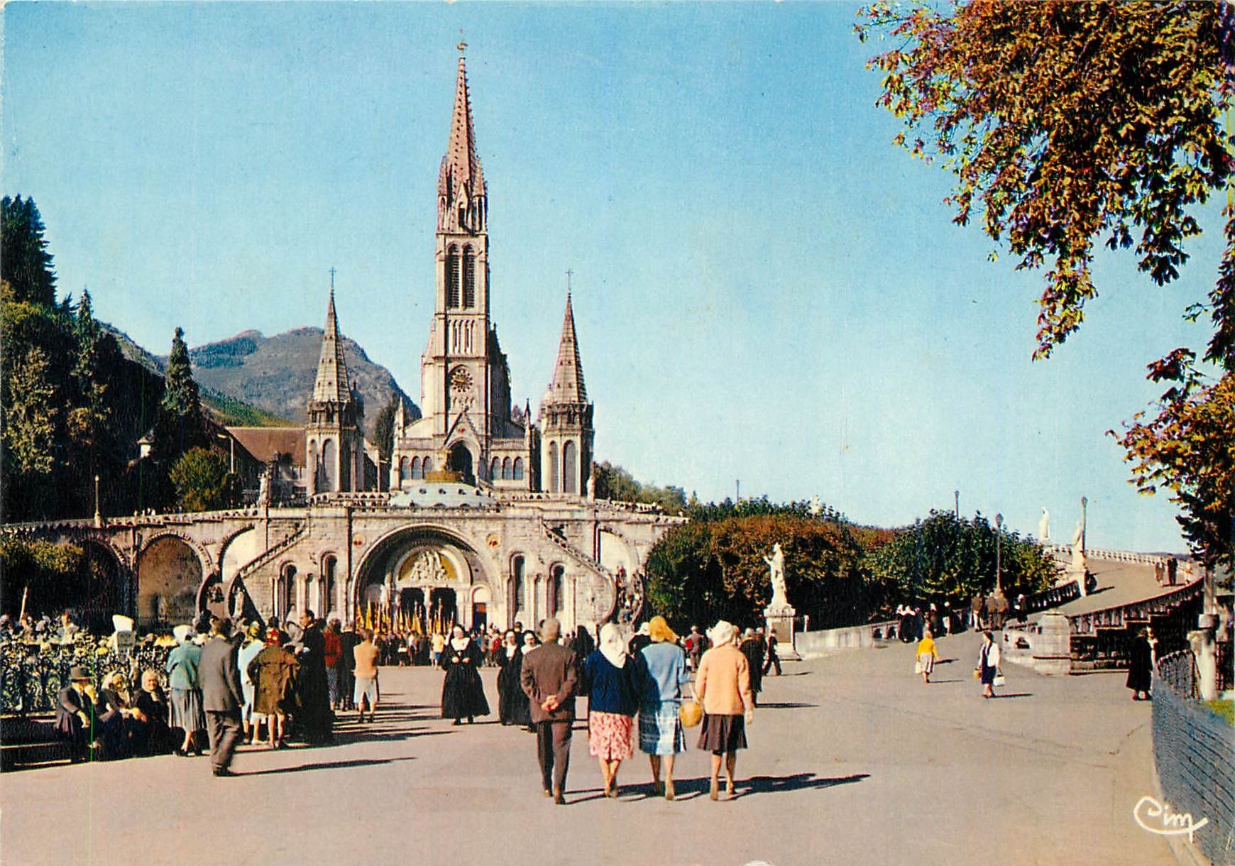 CPM Lourdes Htes Pyr Organisation d'une procession devant la Basilique 