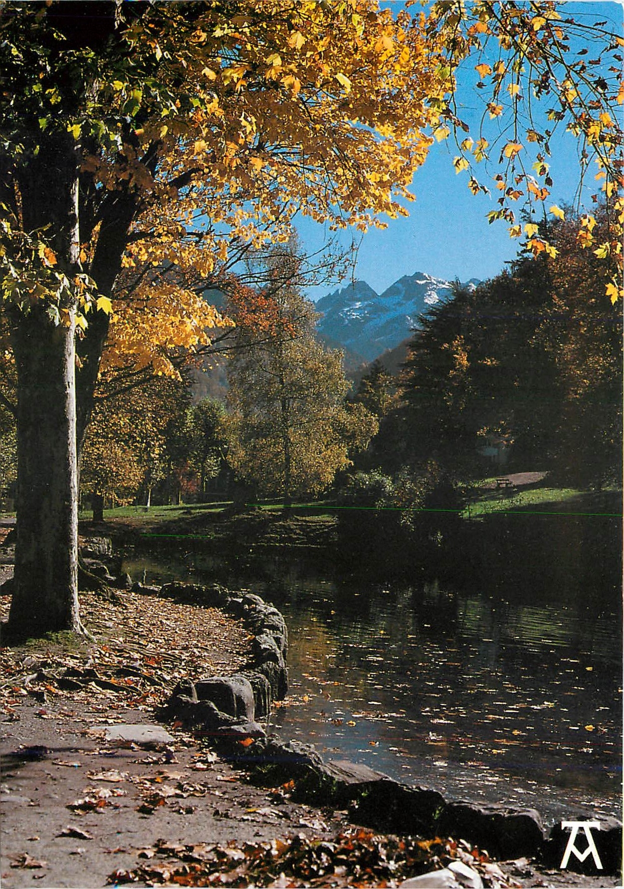 Paesaggio autunnale al lago — I Pirenei — Edizioni Artpyrr
