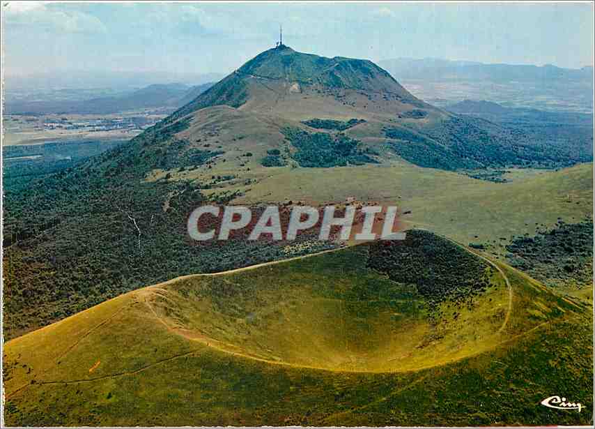 CPM Le Puy de Dome Au premier plan le superbe cratere du Puy de Pariou 