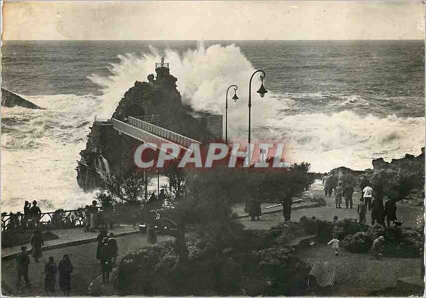 CPM Biarritz Le Rocher de la Vierge par tempete 
