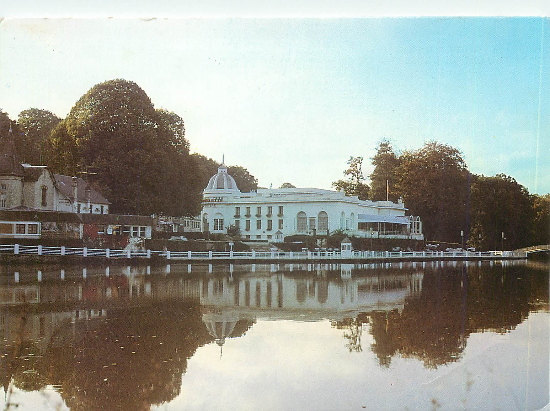 CPM Station thermale de Bagnoles de l'Orne Orne Le Casino du Lac 