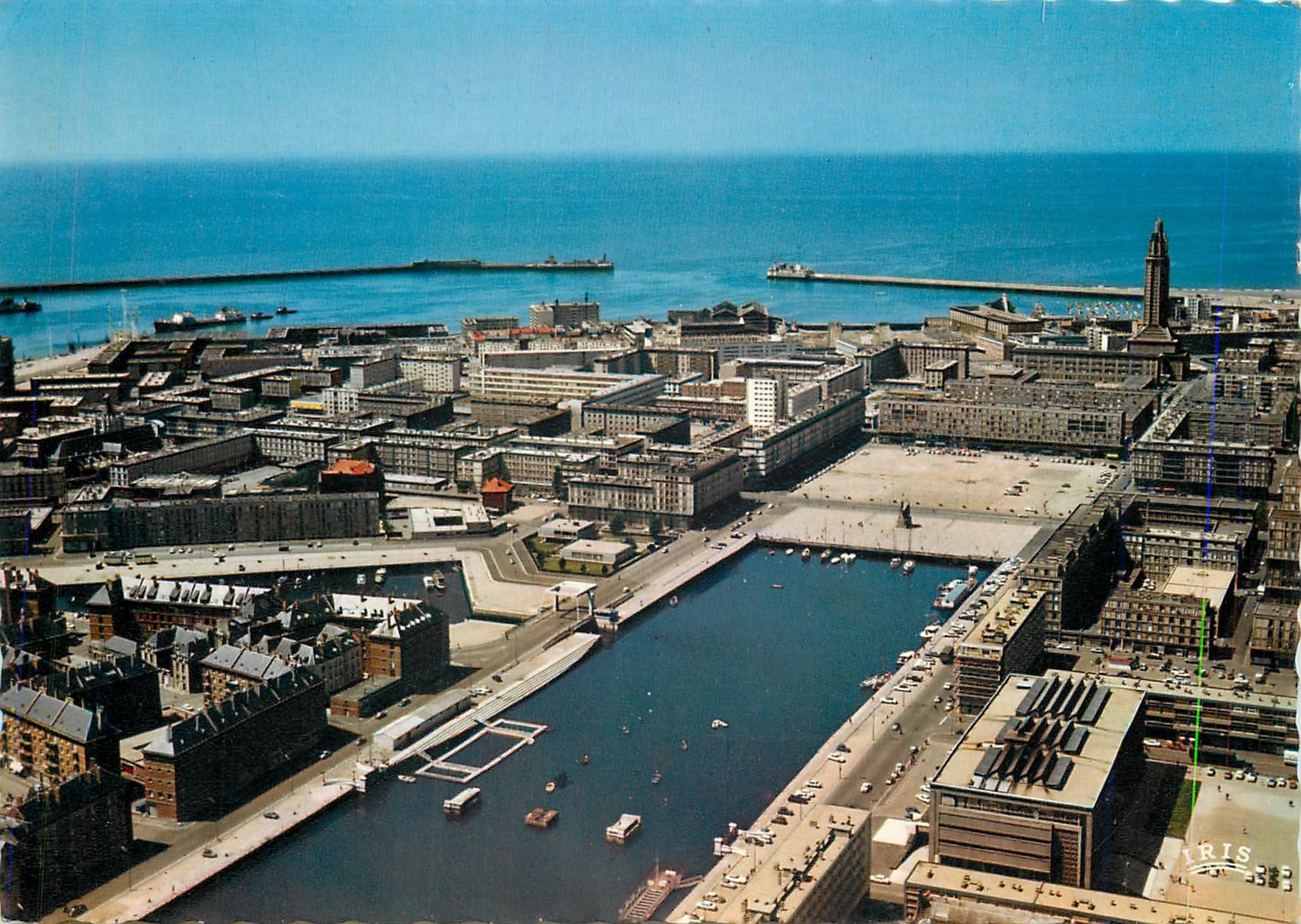 CPM En avion sur Le Havre S Mme Les jatees et le bassin du commerce 