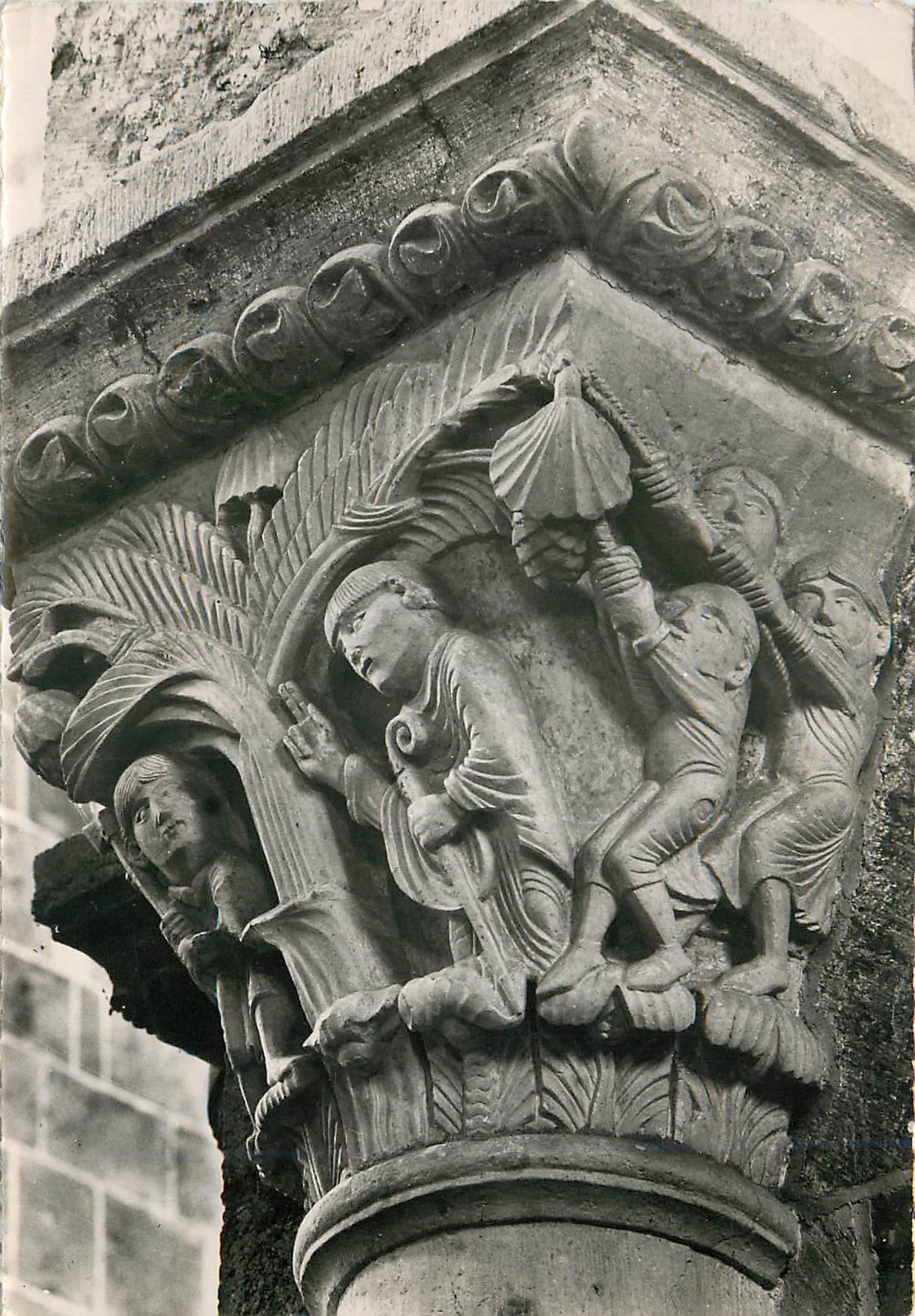 CPM Vezelay Yonne Eglise Abbatiale de la Madeleine Chapiteau Saint Martin et l'arbre sacre des paien