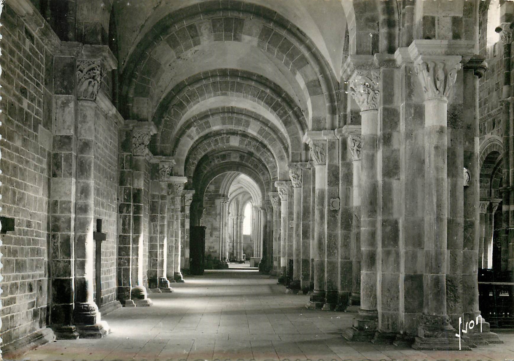CPM Vezelay Yonne Basilique de la Madeleine Bas Cote Nord de la Nef 