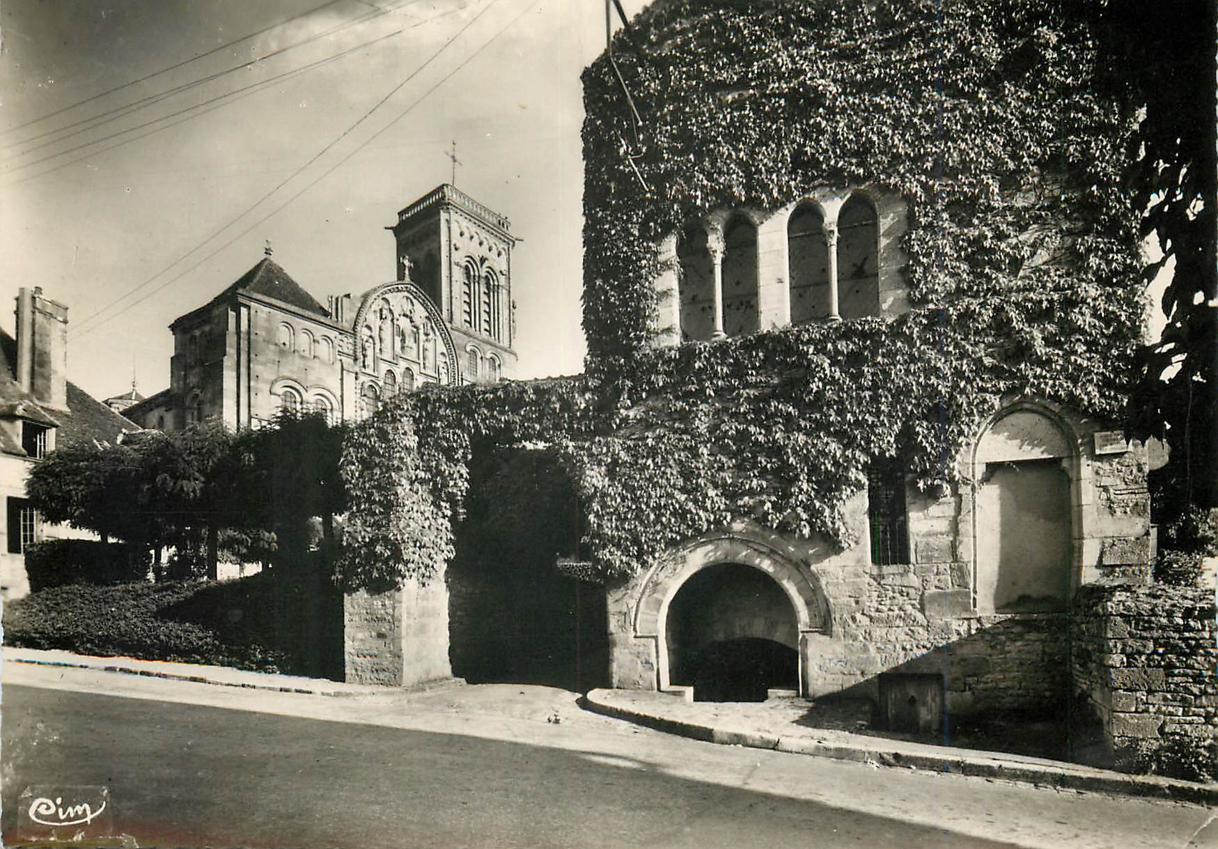 Vézelay — La Basilique de la Madeleine et la Maison Romane — Photographie Véritable