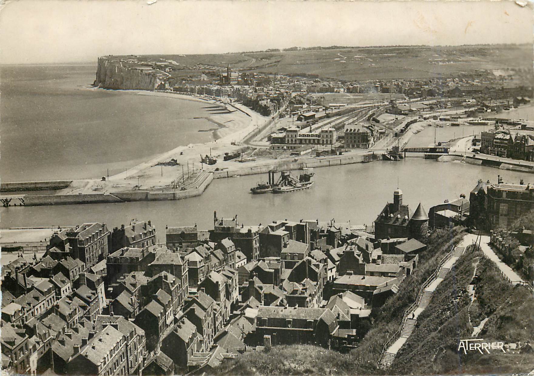 CPM Le Treport Mers Depuis la Falaise du Treport Vue vers Mers 