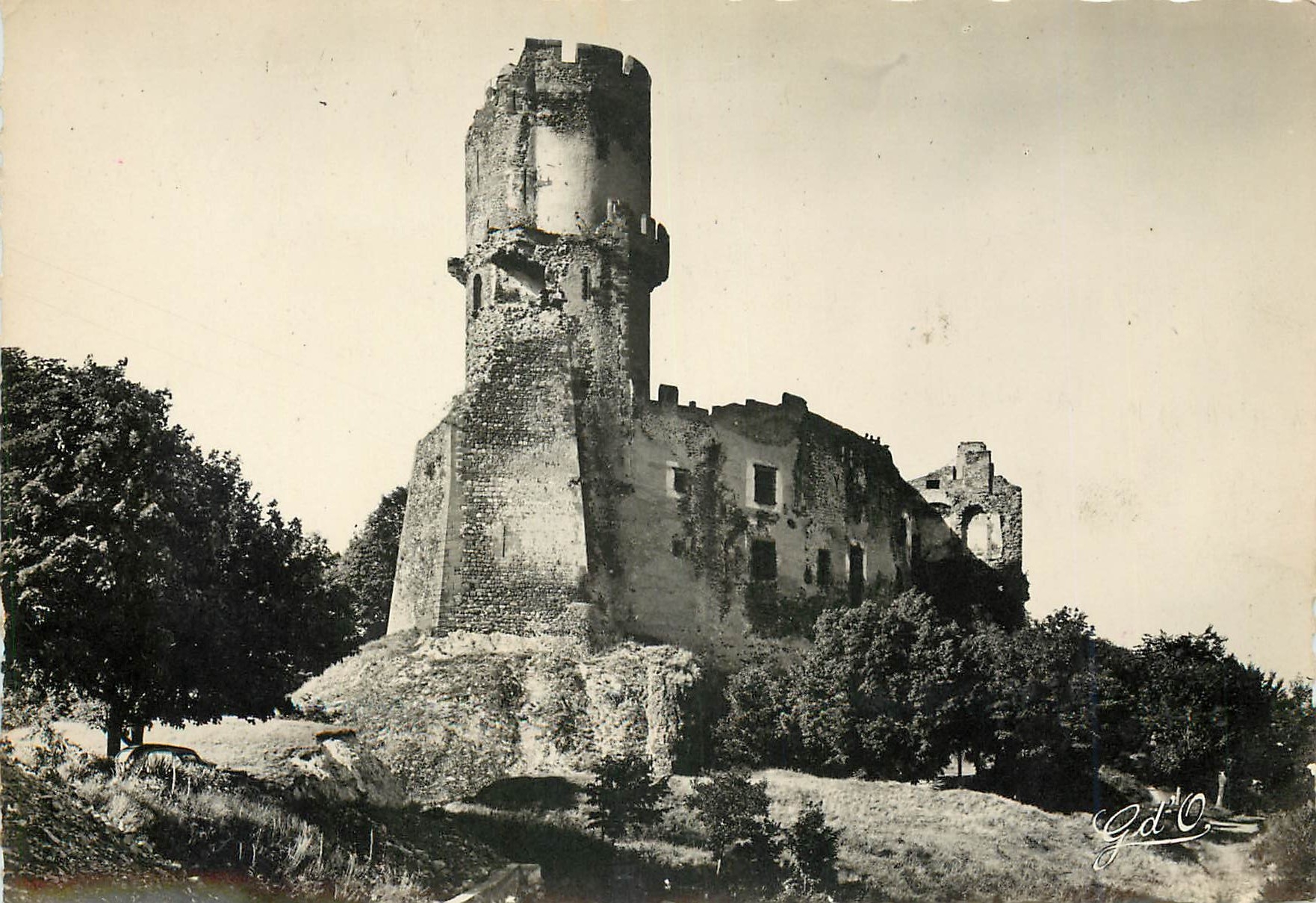 CPM L'Auvergne Chateau de Tournoel 