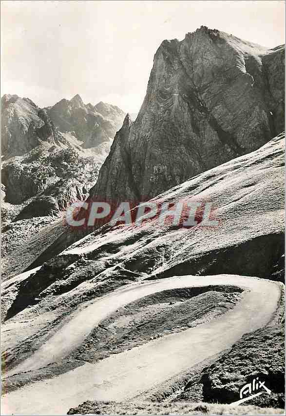 CPM Les Pyrenees La Route du Col du Tourmalet versant Bagneres de Bigorre Au fond le pic d'Espade 