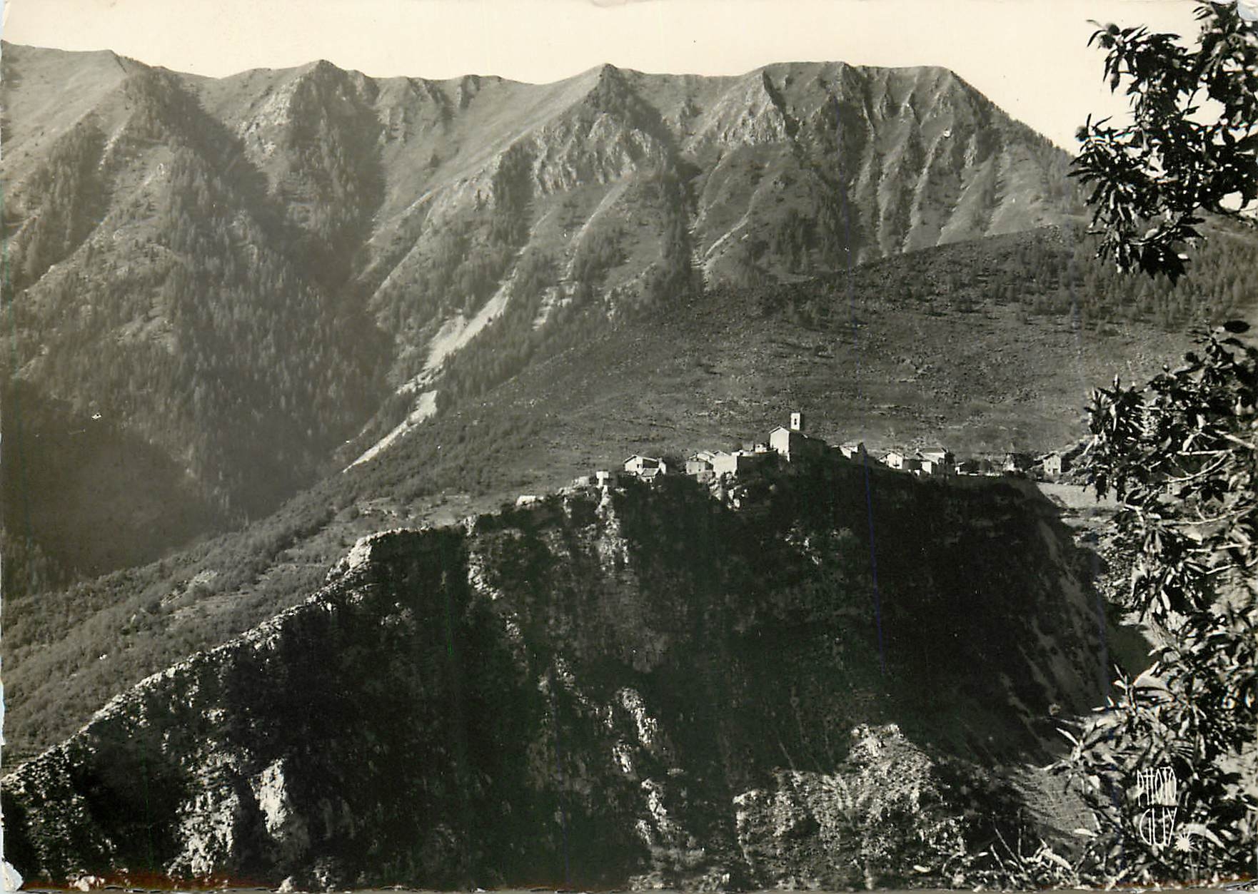 CPM Venanson AM Curieux Village bati sur un piton rocheux d'ou l'ou decouvre une tres jolie vue sur 