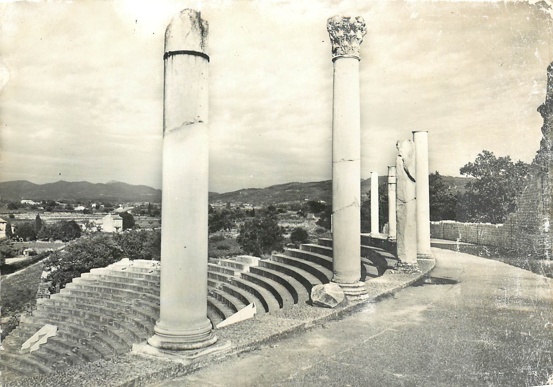 CPM Vaison la Romaine Vaucluse La Pompei Francaise Portique du Theatre et ses Colonnes 
