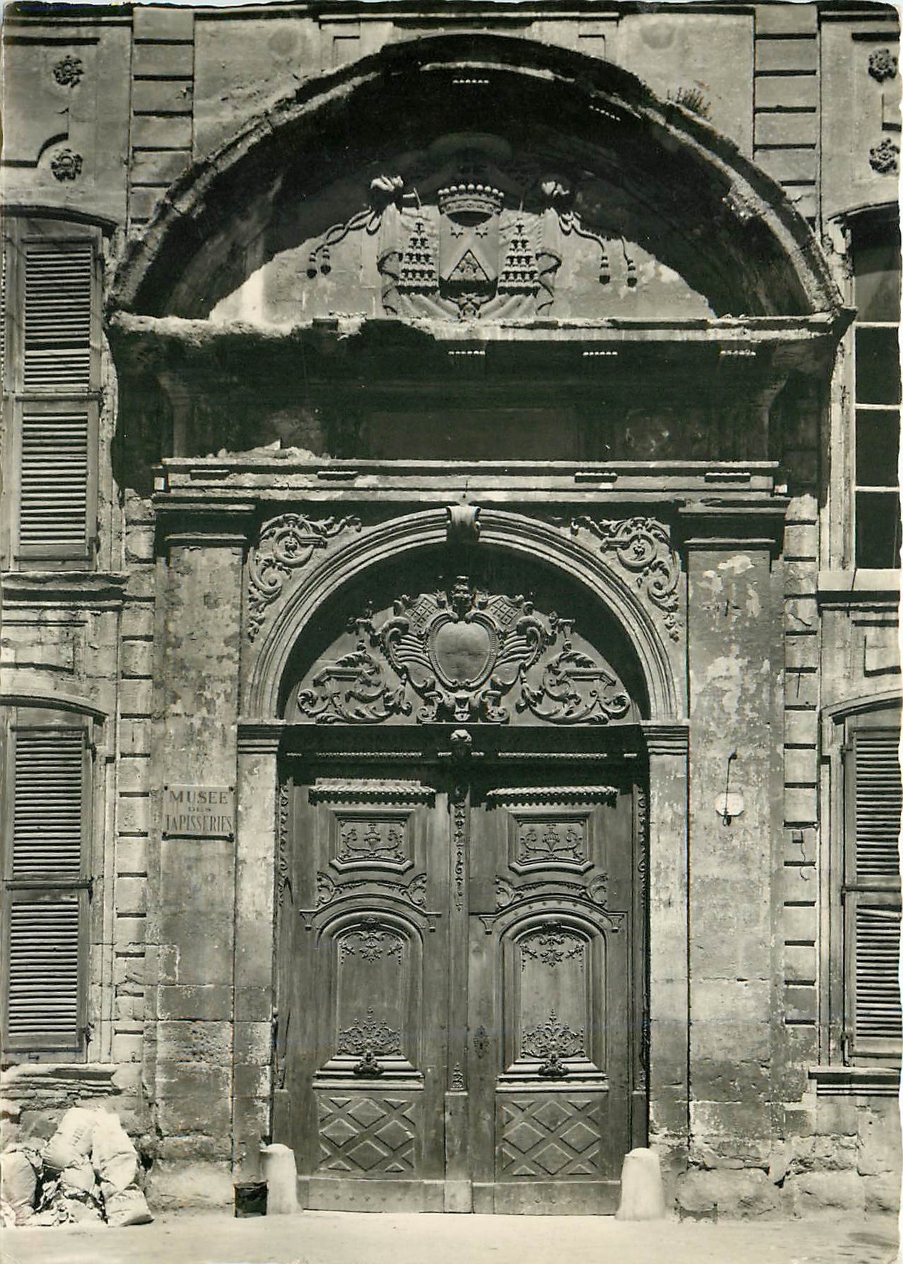 Porte en bois sculpté — La Cité du Roi René — Aix-en-Provence