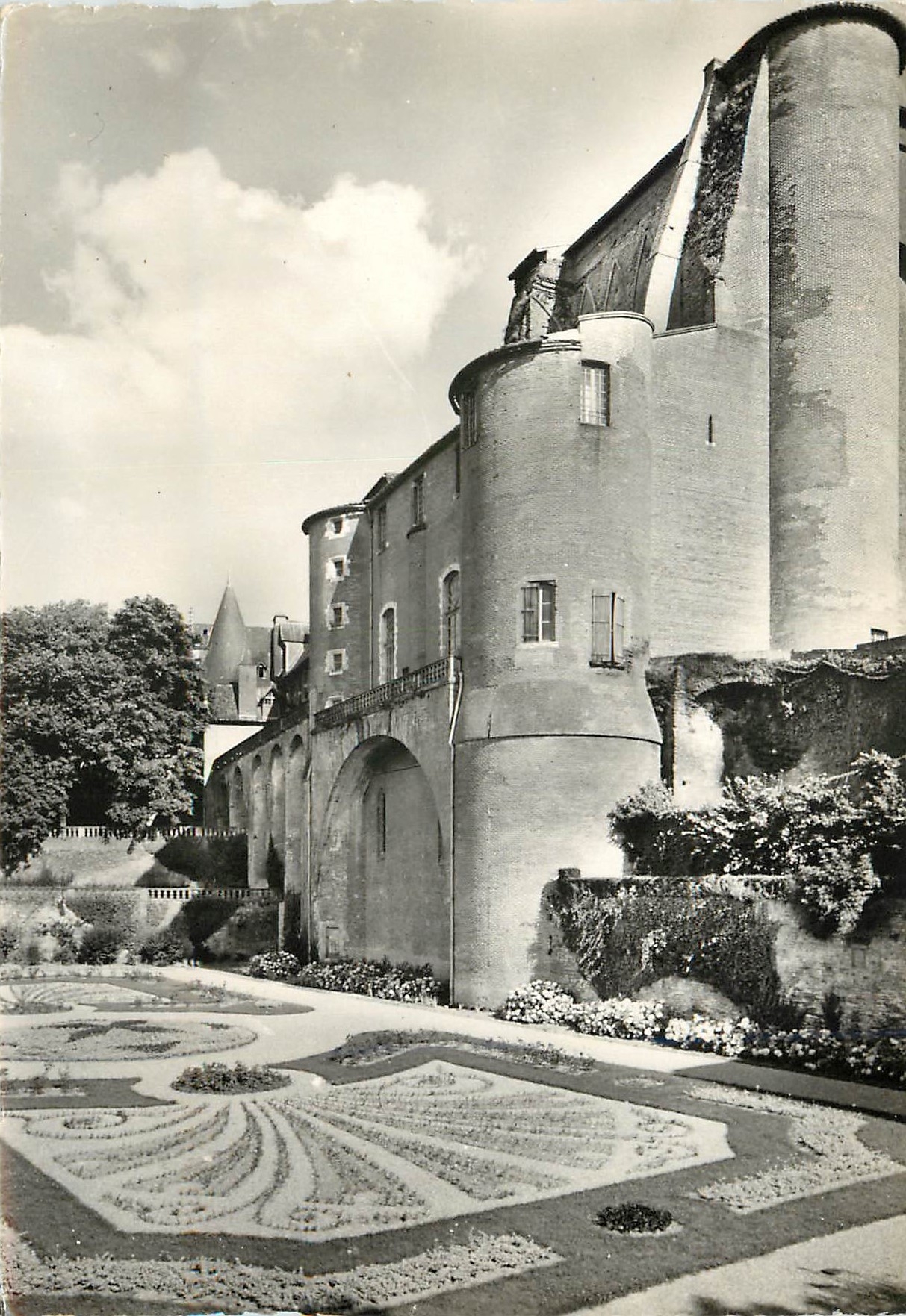 CPM Albi Tarn Jardin de l'Archeveche et les portes d'Albi 