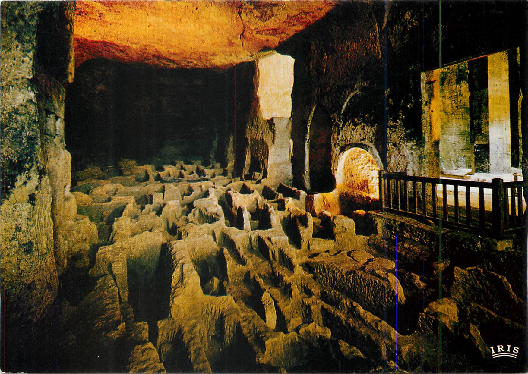 CPM Aubeterre sur Dronne Charente Interieur de l'eglise monolithe La salle des Sarcophages 