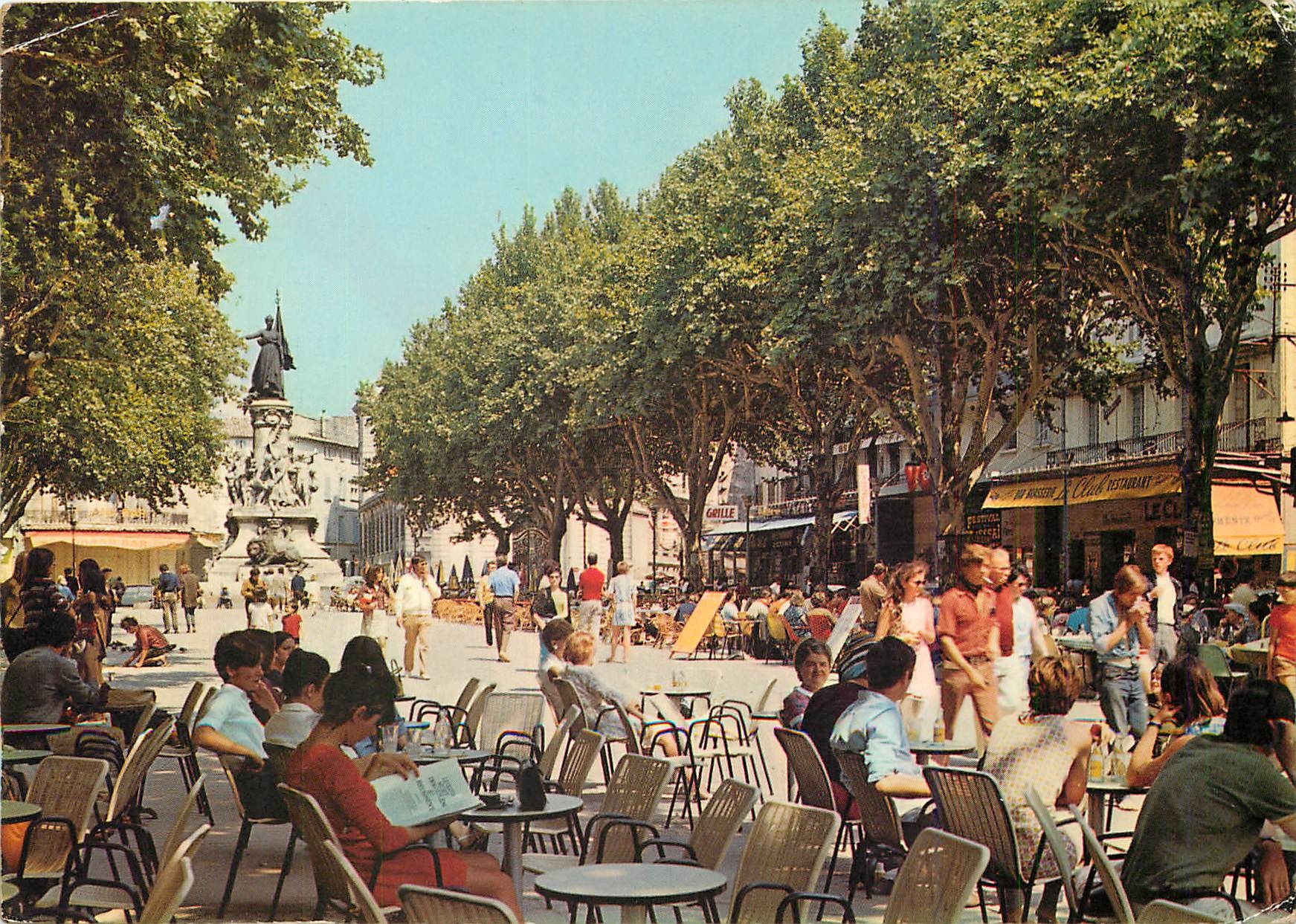 CPM Avignon Vauclise La Place de l'Horloge 