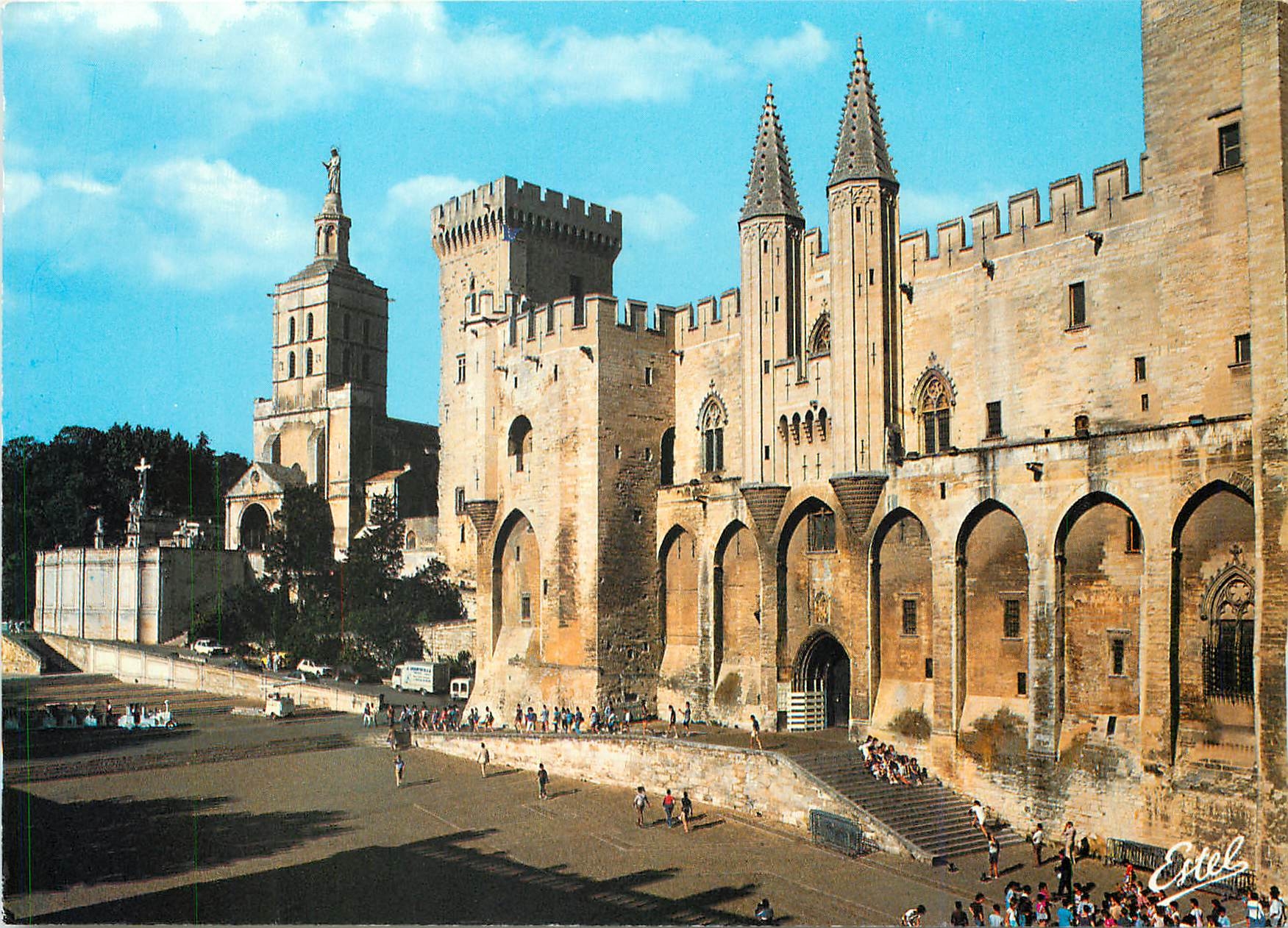 CPM Avignon Vaucluse Le palais des Papes et la cathedrale Notre Dame des Doms 
