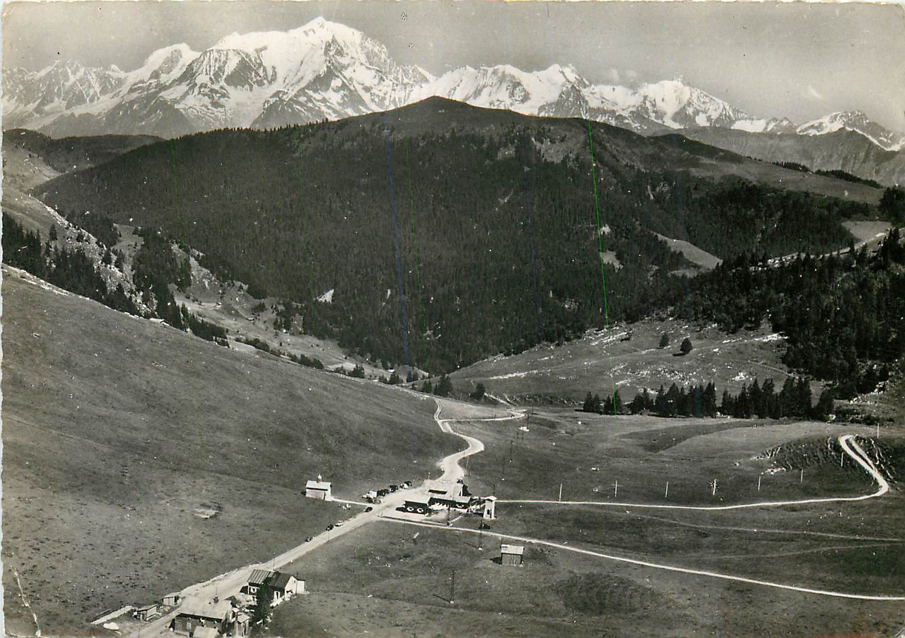 Le Col des Aravis — (Savoie-Haute-Savoie), alt. 1.500 m. et la Chaîne du Mont Blanc (4.807 m) — Cliché aérien Cefflard, Lyon