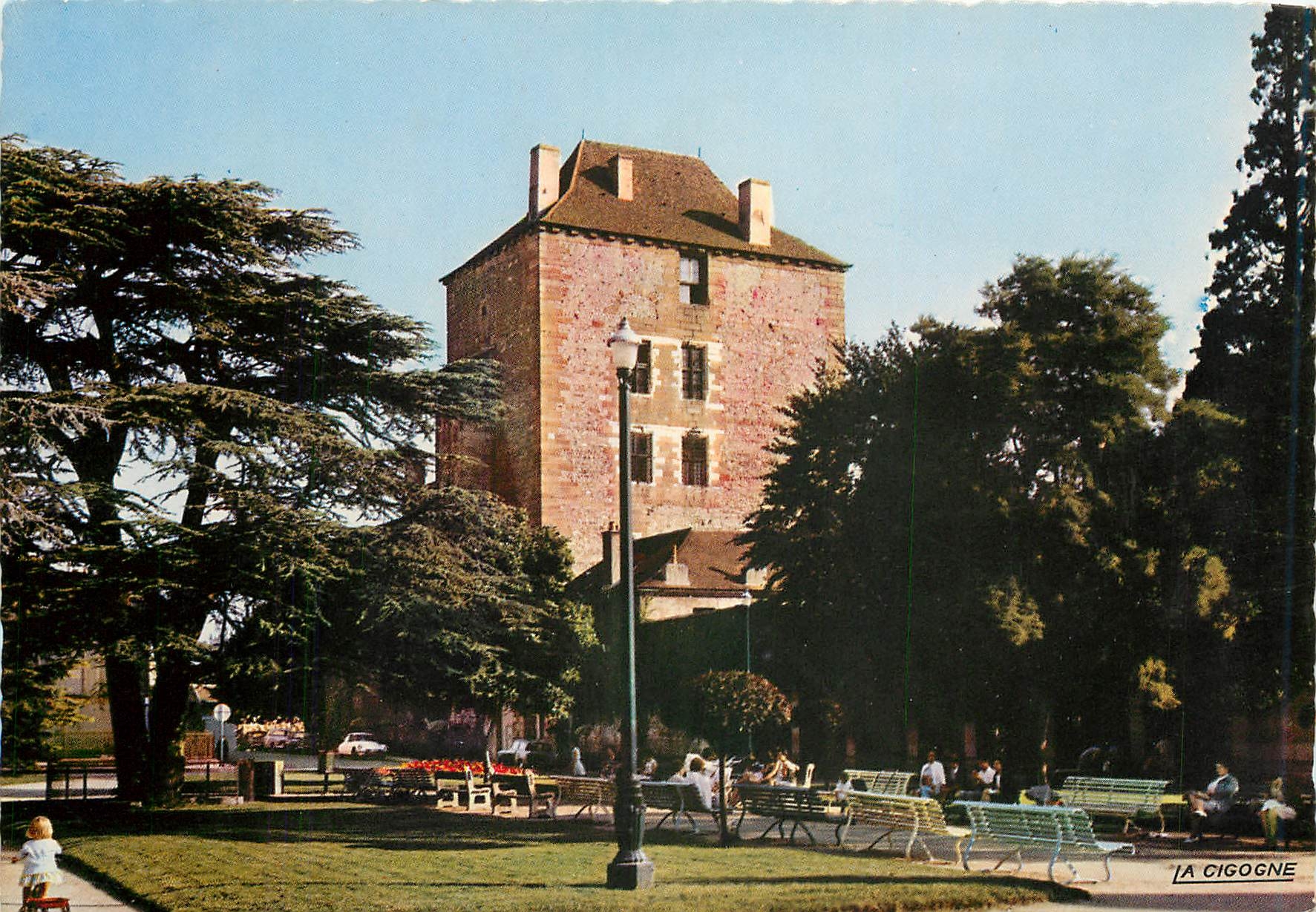 CPM Moulins Allier Le square et la Mal Coiffee vestige de l'ancien Chateau ves Ducs de Bourbon 