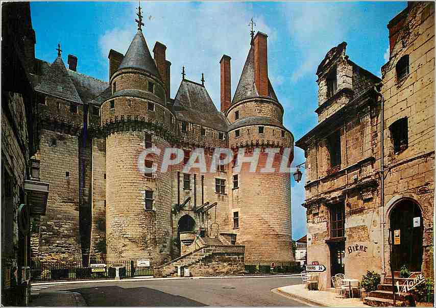 CPM Langeais Indre et Loire L'entree du chateau A droite la maison dite de Rabelais 
