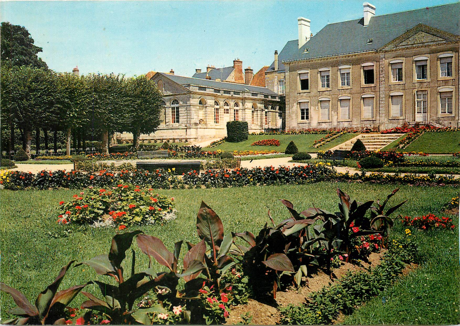 CPM Mortagne au Perche Orne L'Hotel de Ville et le jardin public 
