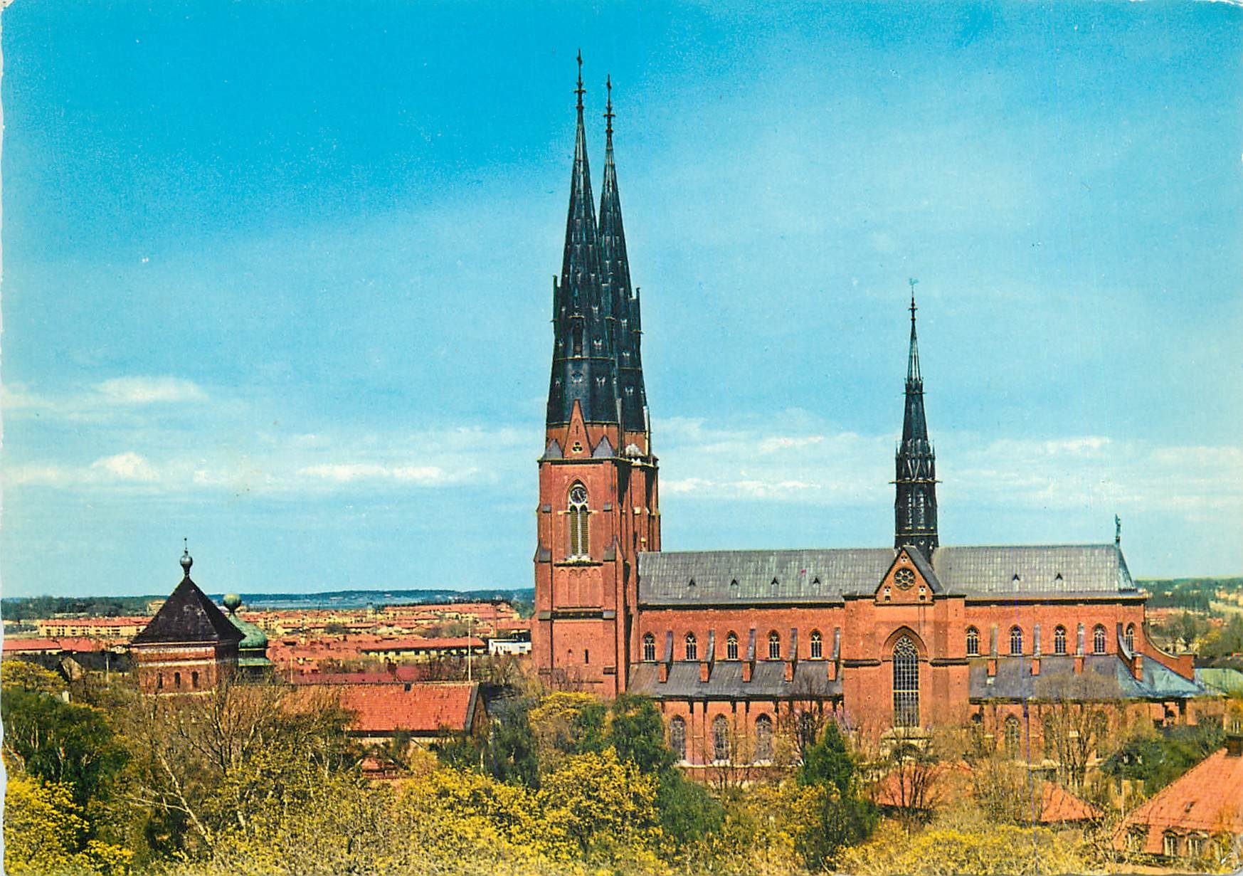 CPM Uppsala Domkyrkan och Trefaldighetskyrkan fran Slottet 