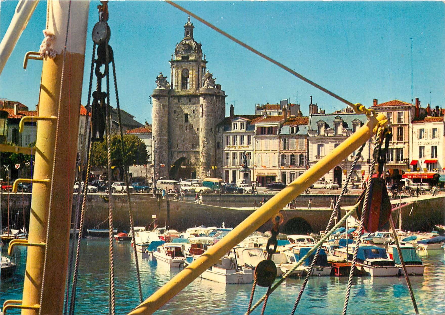 CPM La Rochelle Charente Maritime Vue du port et la porte de l'horloge 