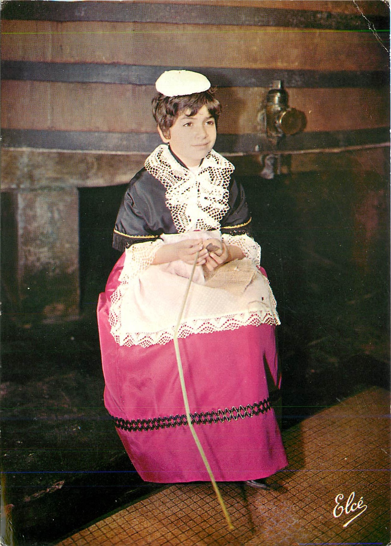 CPM Folklore de nos belles Provinces La Cadichonne bordelaise dans le chai de vin 