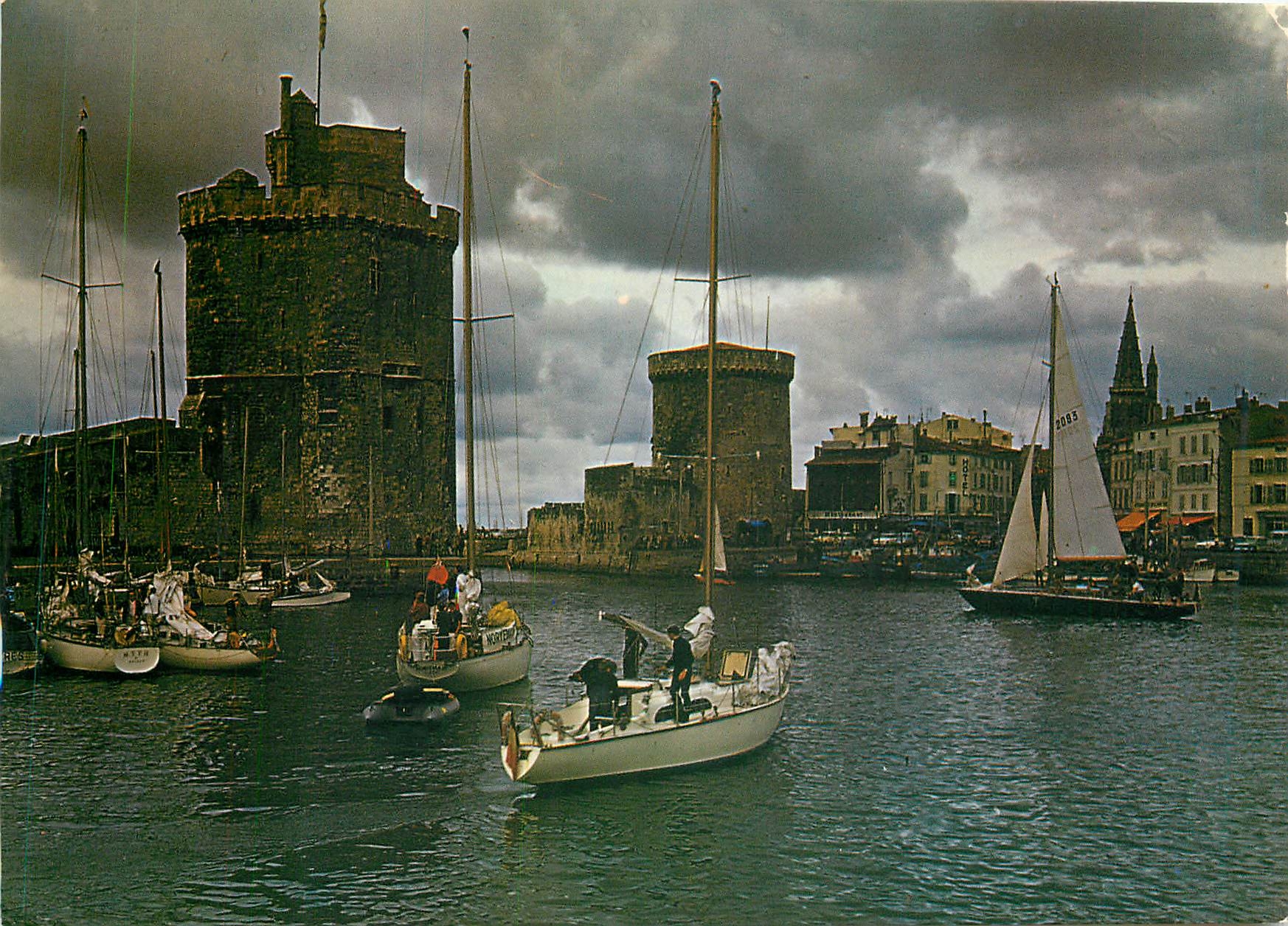 CPM La Rochelle Ch Mme Le Port et les Tours 