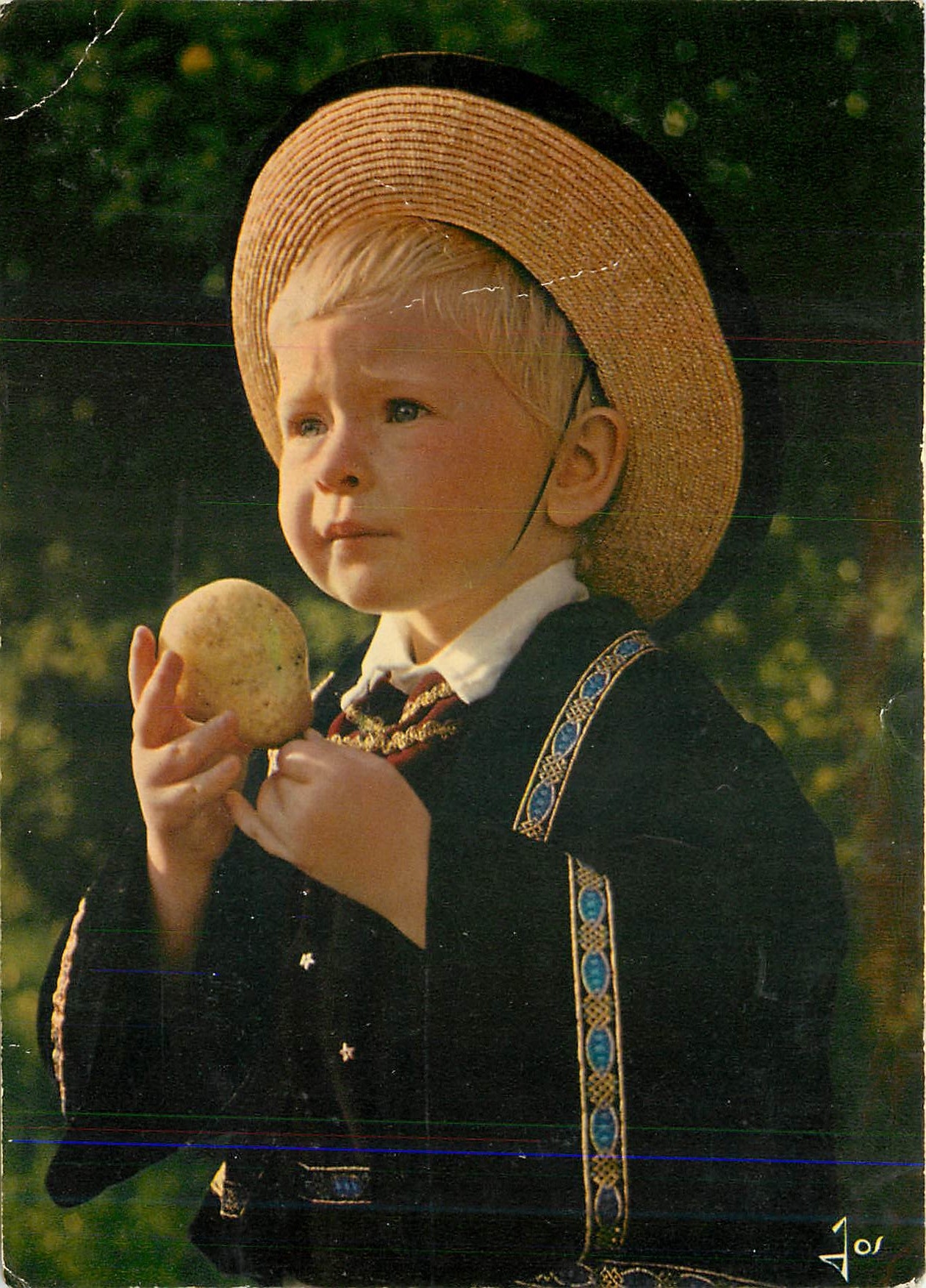 CPM Le Bretagne en Couleurs Enfant en costume breton au cours d'une des nombreuses fetes folklorique