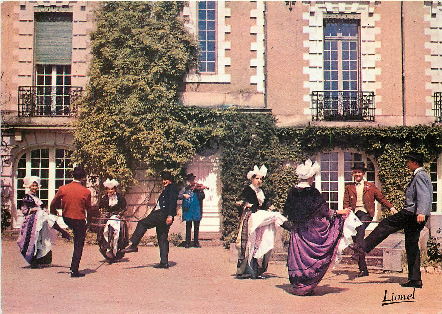 CPM Folklore de l'Anjou Une figure de danse La Guimbarde Dans le cadre du chateau de Varennes 