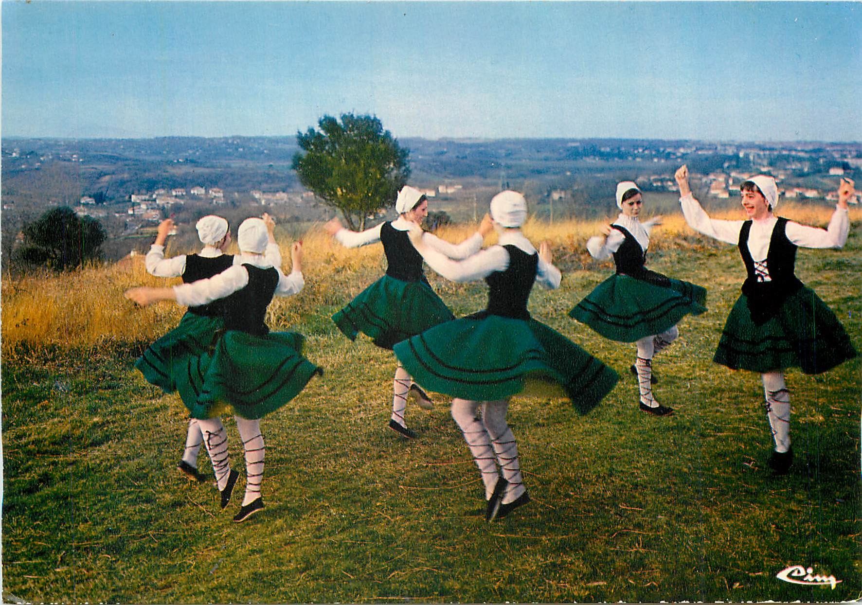 CPM Folklore Basque Pyr Atl Le Fandango Ballets Basques de Bayonne 