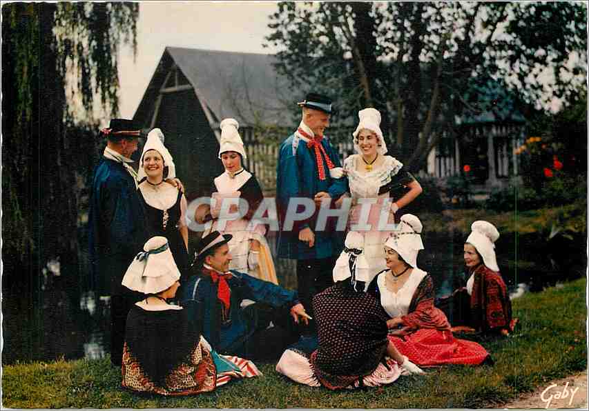 CPM Folklore de France La Normandie Devant le vivier en ecoutant une bonne histoire Groupe folkloriq