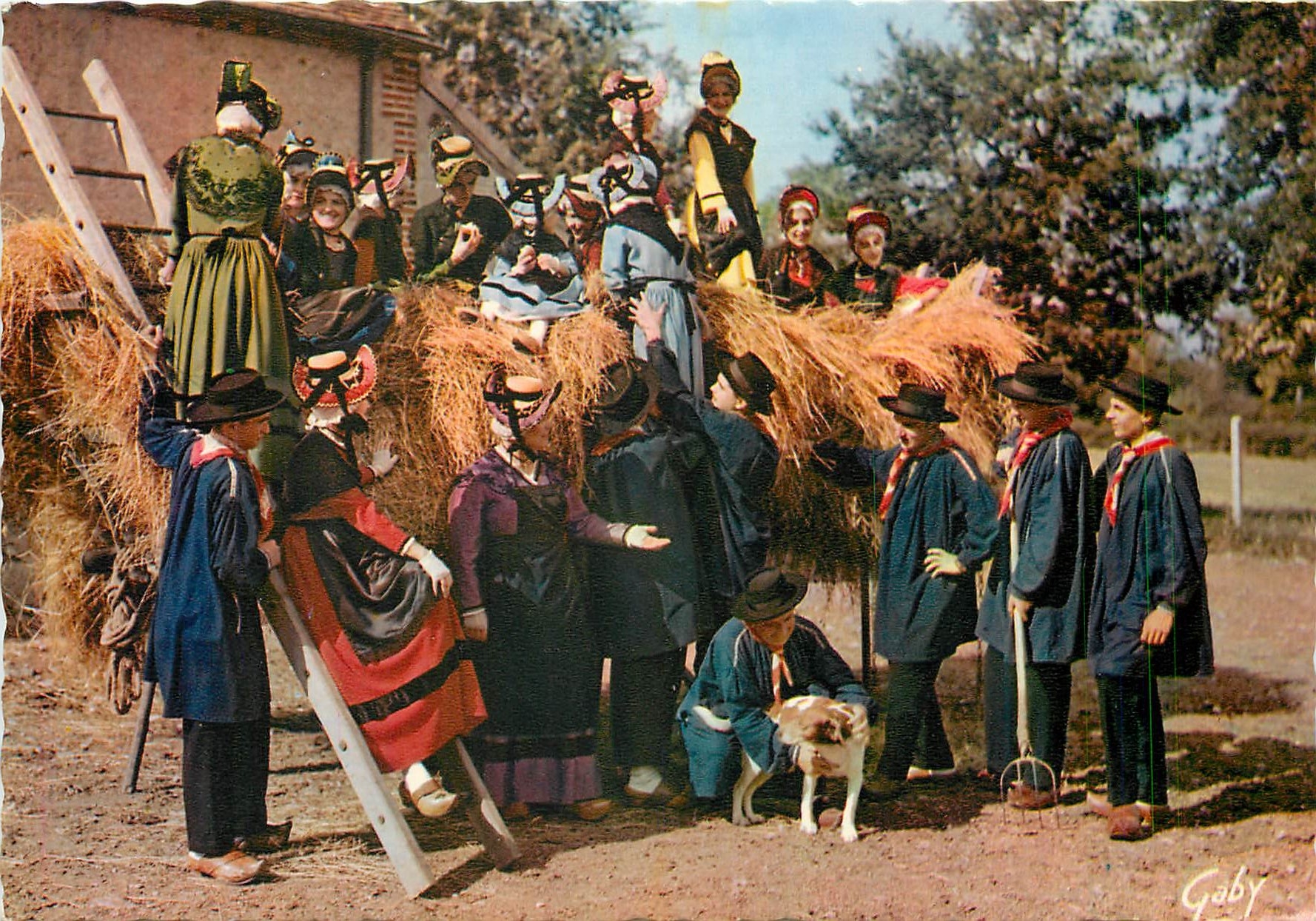 CPM Folklore de France Le Bourbonnais Les Troubadours Montluconnais 