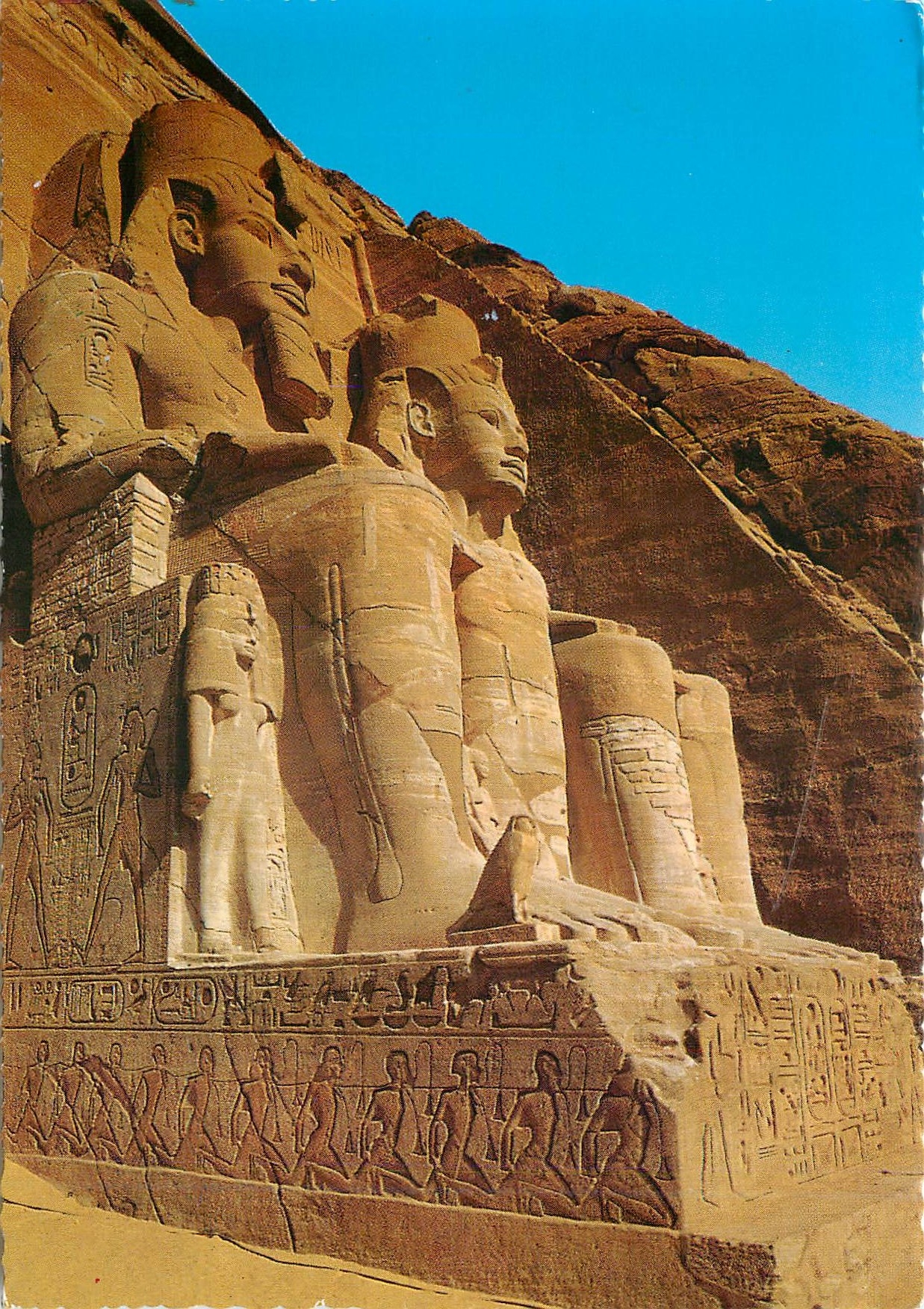 CPM Abu Simbel Les statues de Ramses devant le grand temple 