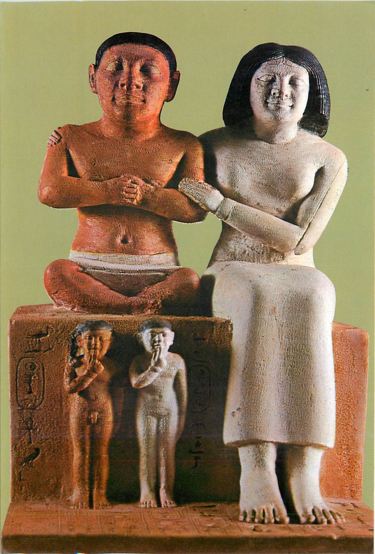 CPM Le Musee Egyptien Le Caire Le nain Seneb avec sa femme Senetyoles et deux enfants 
