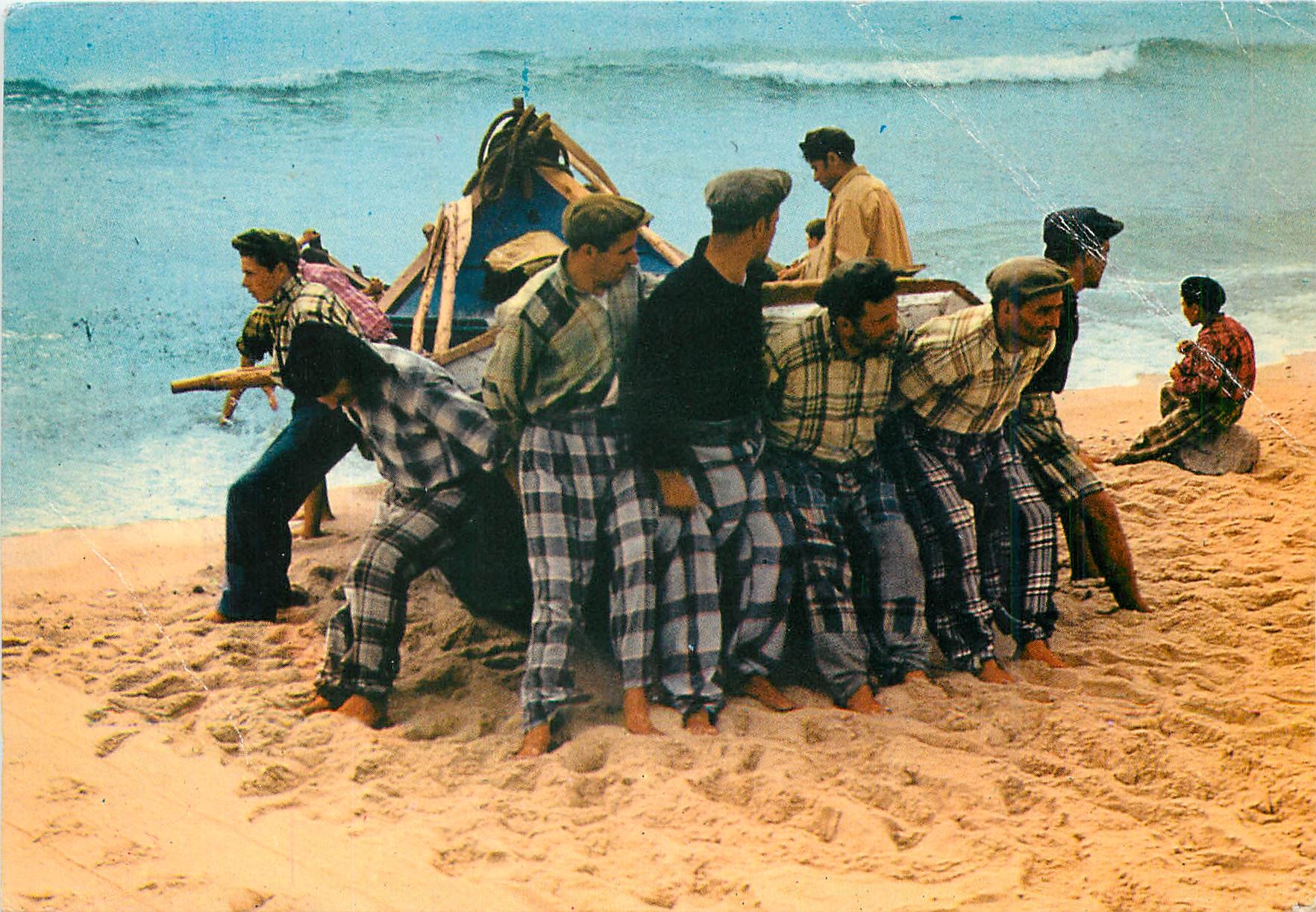 Nazaré (Portugal) — Pêcheurs poussant un bateau dans l'eau — Éditions Medeiros, n°6